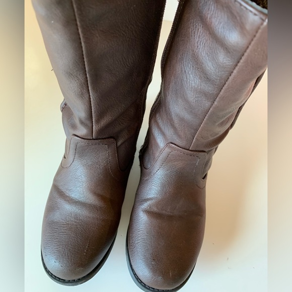 Girl’s Boots. Size 1. Brown Faux Leather. Zipper. Good condition. Furry lining - Picture 5 of 9